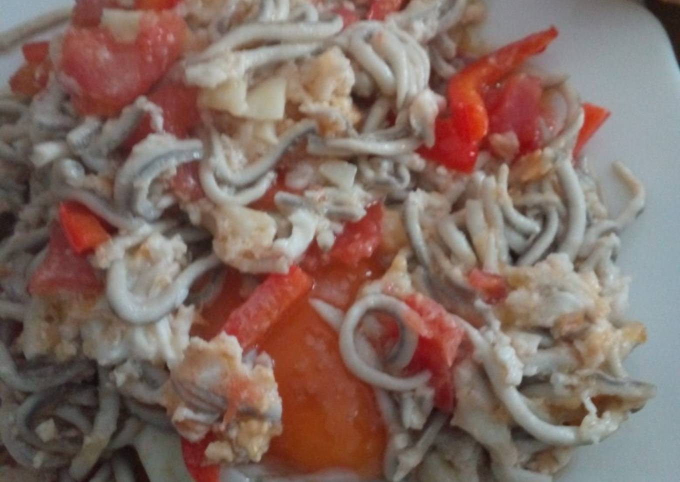 Gulas con huevo escalfado al ajillo