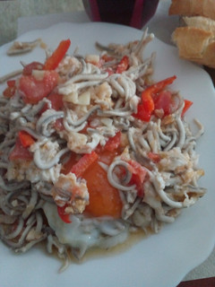 Una foto de Gulas con huevo escalfado al ajillo