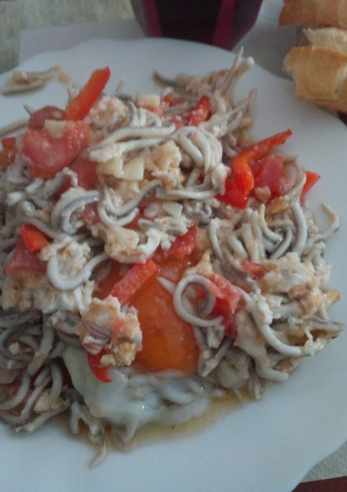 Una foto de Gulas con huevo escalfado al ajillo