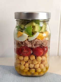Una foto de Ensalada de garbanzos en tarro