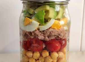Una foto de Ensalada de garbanzos en tarro