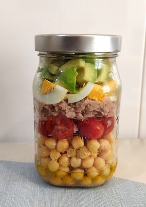 Una foto de Ensalada de garbanzos en tarro
