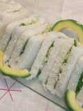 Sándwiches de dedo de atún con aguacate