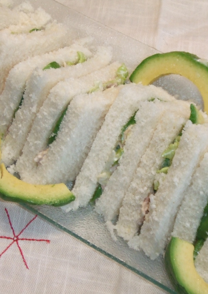 Una foto de Sándwiches de dedo de atún con aguacate