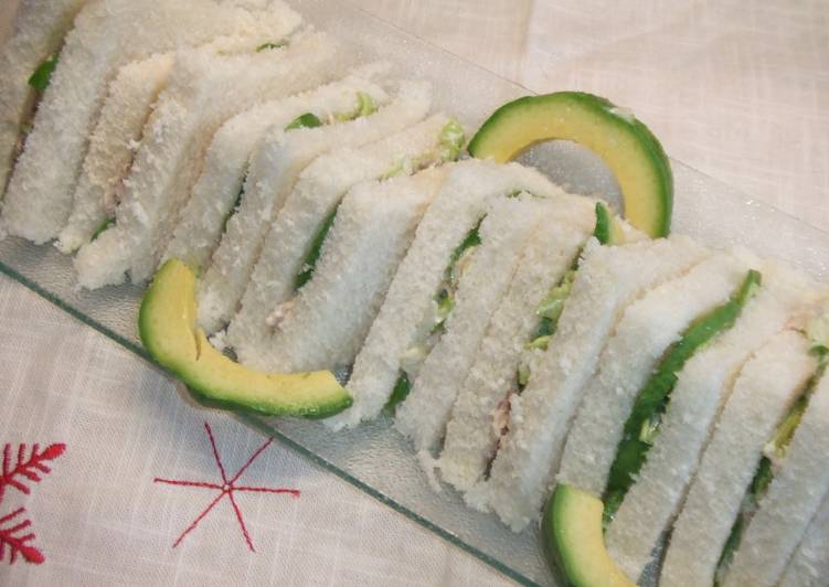 Sándwiches de dedo de atún con aguacate