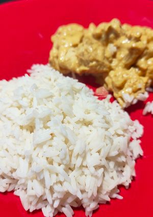 Une photo de Poulet au curry et noix de cajou