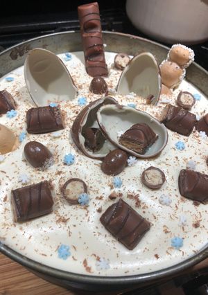 O poză a rețetei Tort 3 ciocolate decorat cu Kinder.