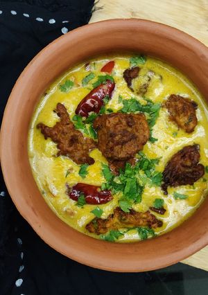 કઢી પકોડા (Kadhi Pakoda Recipe in Gujarati) રેસીપી મુખ્ય ફોટો