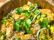 Una foto de ensalada de edamame