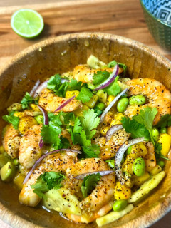 Una foto de Ensalada de langostinos y edamame
