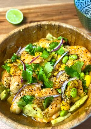 Una foto de Ensalada de langostinos y edamame