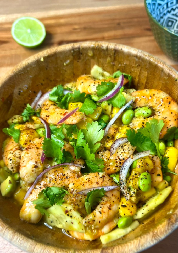 Una foto de Ensalada de langostinos y edamame