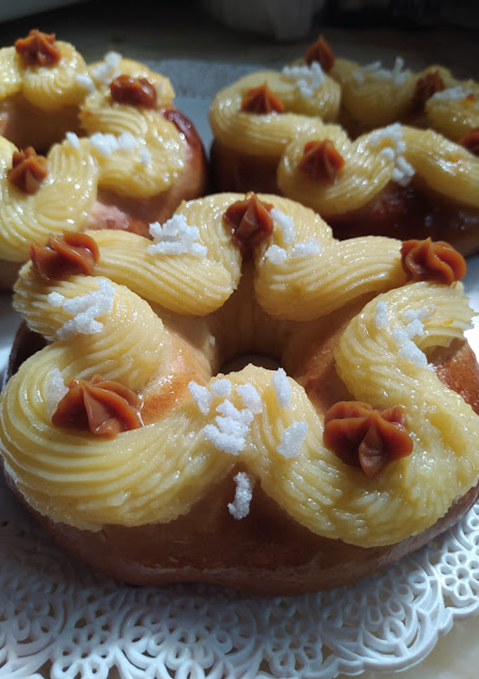 Una foto de Roscas de Pascua individuales con aceite