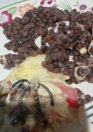 Una foto de Tortilla diferente y ensalada de lentejas 😋