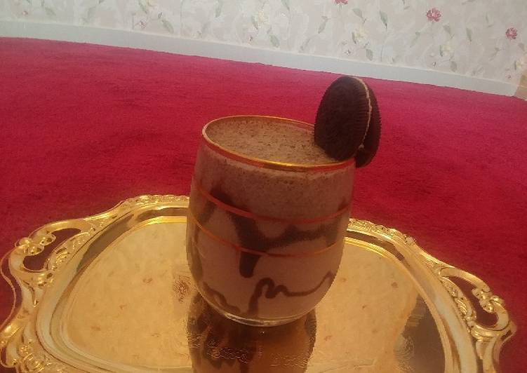 Recipe of Perfect Oreo milkshake