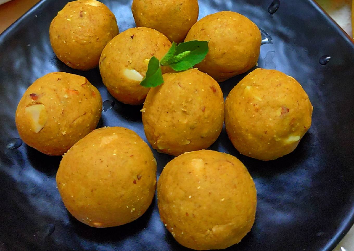 Dryfruits Besan Laddus