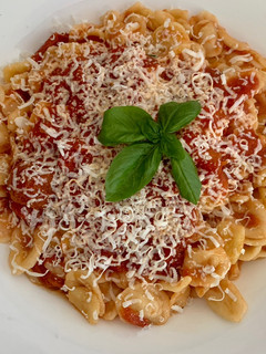Foto di Orecchiette (strascinate) baresi al sugo di pomodoro fresco e ricotta marzolina (o marzotica)