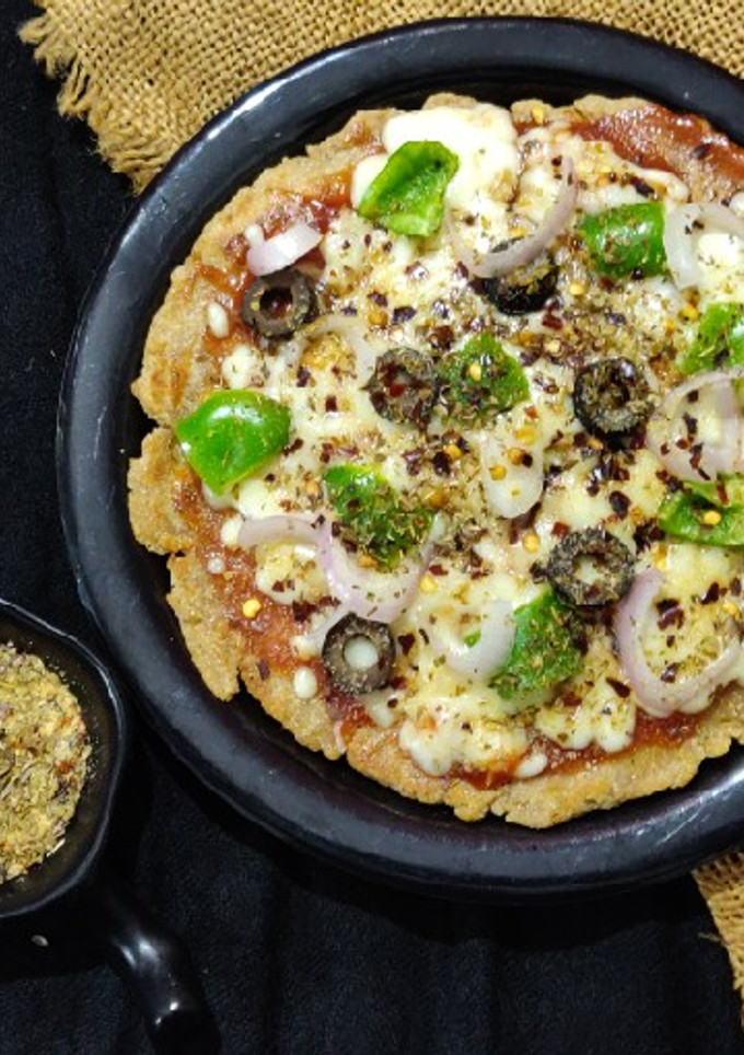 મલ્ટી ગ્રેન ભાખરી પિઝા(Multi Grain Bhakhari Pizza Recipe In Gujarati) રેસીપી મુખ્ય ફોટો