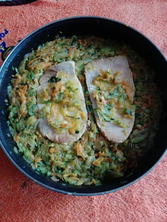 Una foto de Lomos de atún con verduras