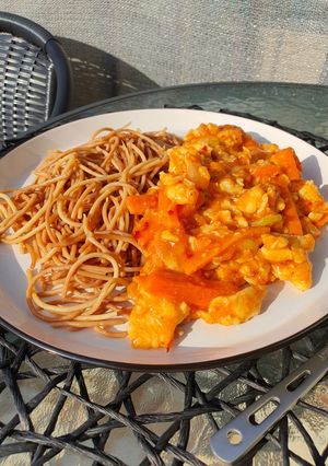 Kínai chilis csirke pirított tésztával 🥡 recept fotója