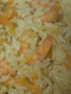 Una foto de Arroz con camarón y manzana