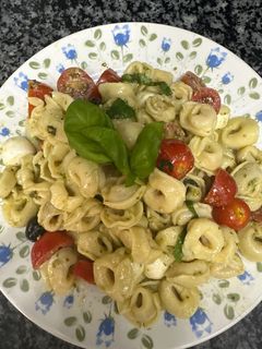 Una foto de 564. Ensalada capresse de tortellini (principal pasta)