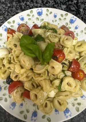 Una foto de 564. Ensalada capresse de tortellini (principal pasta)
