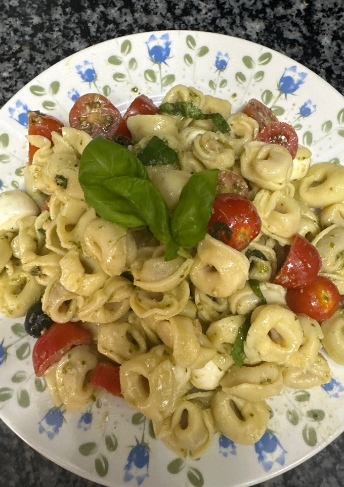 Una foto de 564. Ensalada capresse de tortellini (principal pasta)