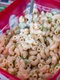 Ensalada de coditos con mayonesa y verduras