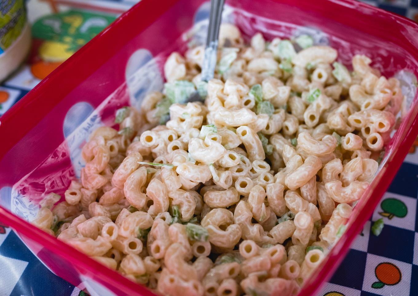 Ensalada de coditos con mayonesa y verduras