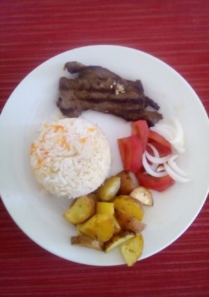 Una foto de Arroz con carne y papas
