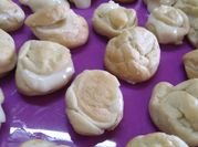 Una foto de profiteroles rellenos crema pastelera