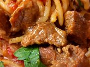 Una foto de guiso de fideo