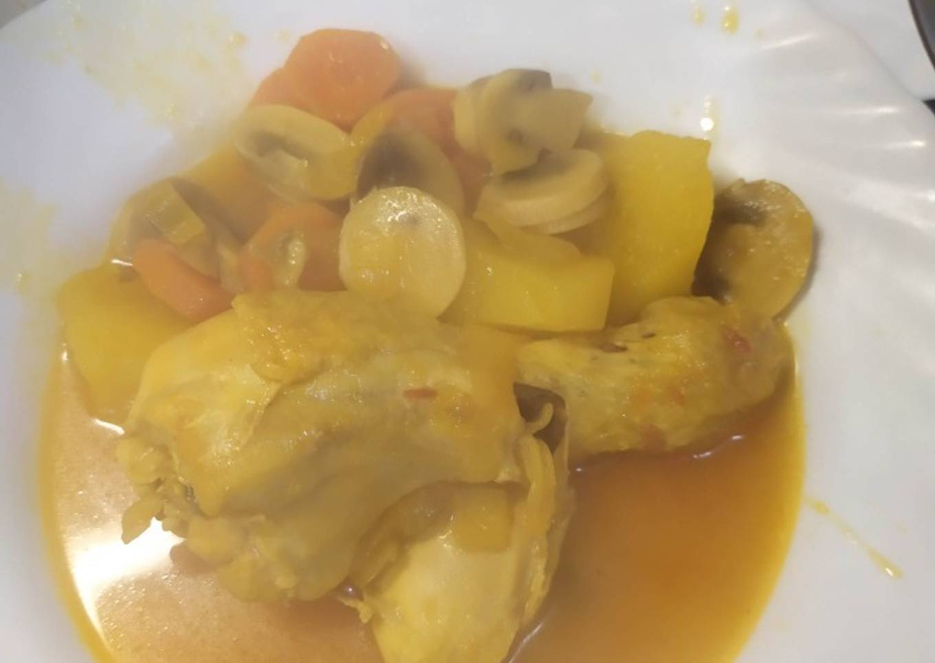 Pollo estofado, con champiñón