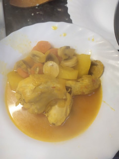 Una foto de Pollo estofado, con champiñón