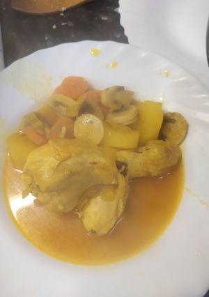 Una foto de Pollo estofado, con champiñón