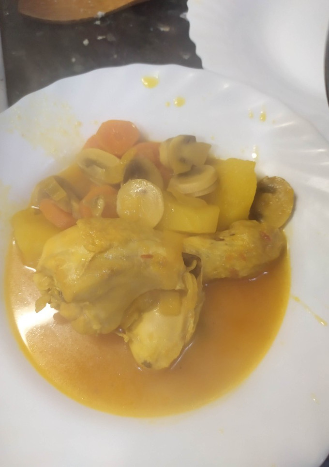Una foto de Pollo estofado, con champiñón