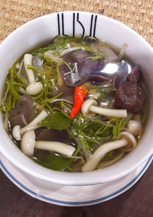 รูปของ 🍄🌶..แกงเห็ดสูตรใส่ใบชะอม+ใบแมงลัก🍃
