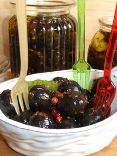 Una foto de Aceitunas negras marinadas para conservar