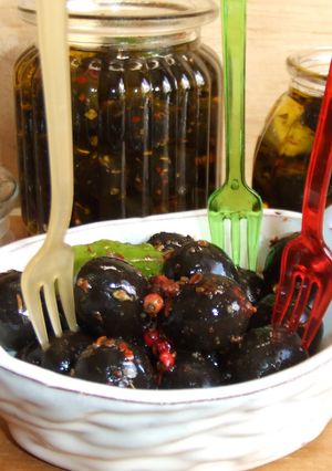 Foto principal de Aceitunas negras marinadas para conservar