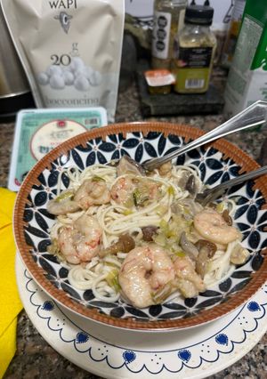 Una foto de Tallarines con langostinos y hongos