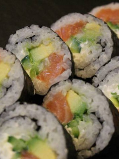 Una foto de Maki de salmón, wasabi y aguacate
