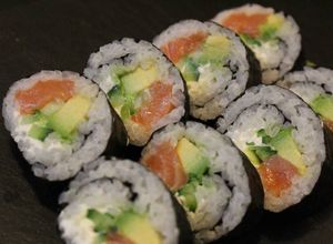 Una foto de Maki de salmón, wasabi y aguacate