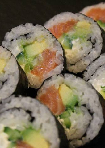 Una foto de Maki de salmón, wasabi y aguacate