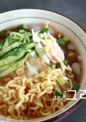 超簡易韓式湯冷麵作法 (韓國泡麵版本)(냉라면Cold Ramen) 的食譜成品照片