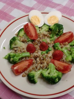 Una foto de Ensalada de quinóa con brócoli y lentejas