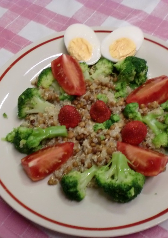 Una foto de Ensalada de quinóa con brócoli y lentejas
