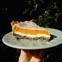 A picture of Tarta tricolor de calabaza, acelga y ricotta.