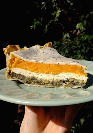 Una foto de Tarta tricolor de calabaza, acelga y ricotta