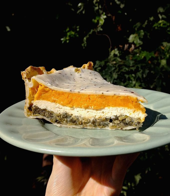 Una foto de Tarta tricolor de calabaza, acelga y ricotta